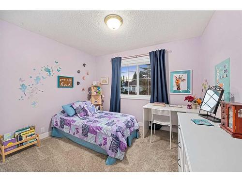 31 Schooner Close Nw, Calgary, AB - Indoor Photo Showing Bedroom