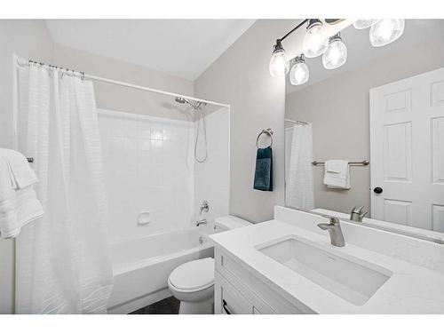 31 Schooner Close Nw, Calgary, AB - Indoor Photo Showing Bathroom