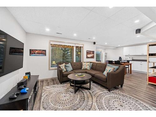 31 Schooner Close Nw, Calgary, AB - Indoor Photo Showing Living Room