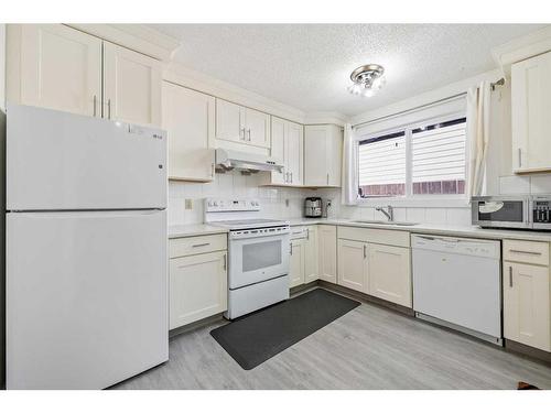 11 Berwick Hill Nw, Calgary, AB - Indoor Photo Showing Kitchen