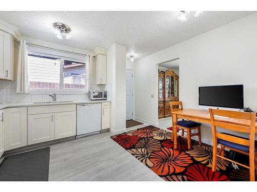 11 Berwick Hill Nw, Calgary, AB - Indoor Photo Showing Kitchen