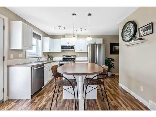 318-50 Westland Road, Okotoks, AB - Indoor Photo Showing Kitchen