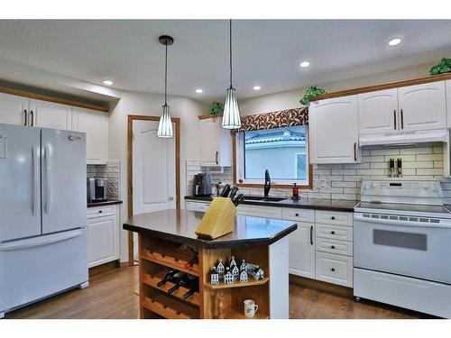 223 Hamptons Park Nw, Calgary, AB - Indoor Photo Showing Kitchen With Double Sink