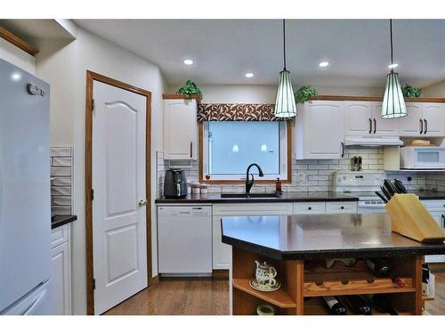 223 Hamptons Park Nw, Calgary, AB - Indoor Photo Showing Kitchen