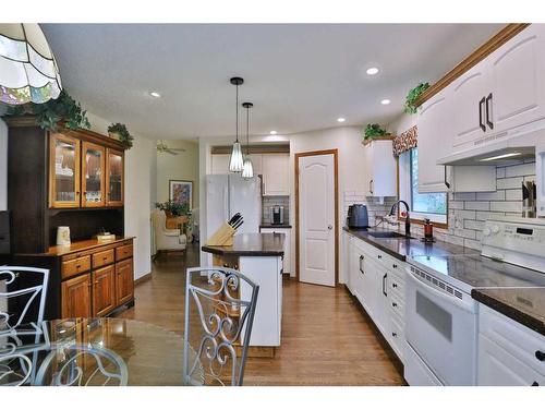 223 Hamptons Park Nw, Calgary, AB - Indoor Photo Showing Kitchen