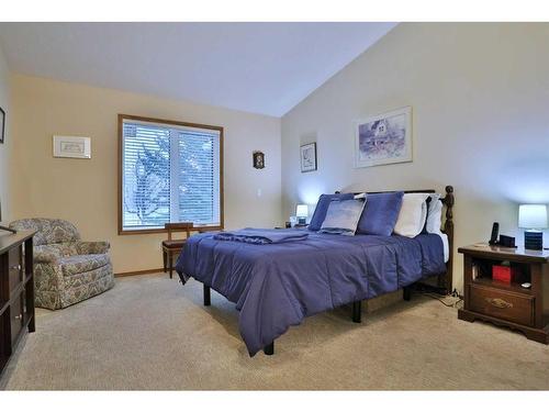 223 Hamptons Park Nw, Calgary, AB - Indoor Photo Showing Bedroom