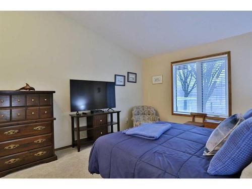 223 Hamptons Park Nw, Calgary, AB - Indoor Photo Showing Bedroom