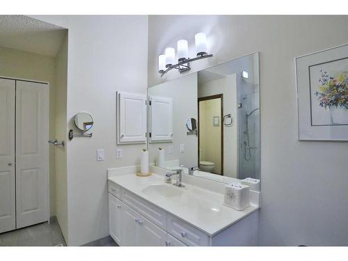 223 Hamptons Park Nw, Calgary, AB - Indoor Photo Showing Bathroom