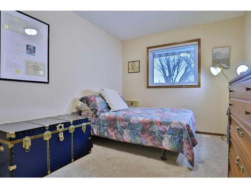 223 Hamptons Park Nw, Calgary, AB - Indoor Photo Showing Bedroom