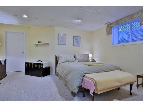 223 Hamptons Park Nw, Calgary, AB - Indoor Photo Showing Bedroom