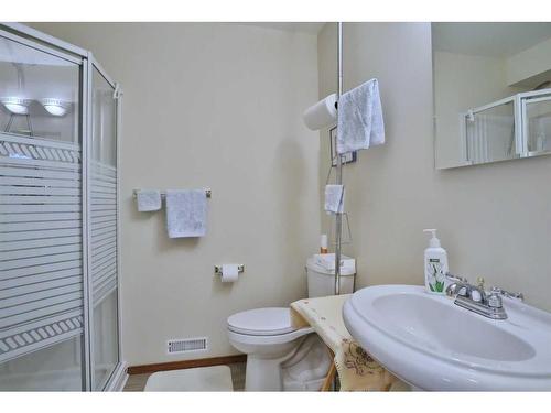 223 Hamptons Park Nw, Calgary, AB - Indoor Photo Showing Bathroom