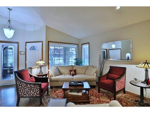 223 Hamptons Park Nw, Calgary, AB - Indoor Photo Showing Living Room