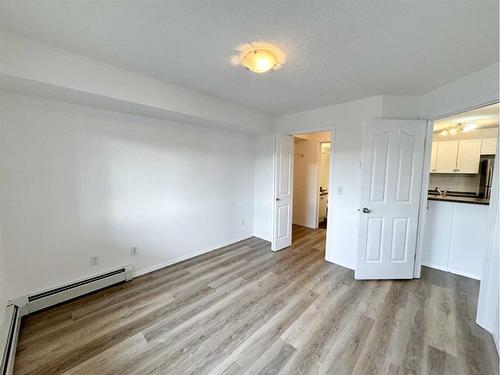 4406-60 Panatella Street Nw, Calgary, AB - Indoor Photo Showing Other Room