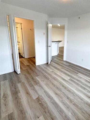 4406-60 Panatella Street Nw, Calgary, AB - Indoor Photo Showing Bathroom