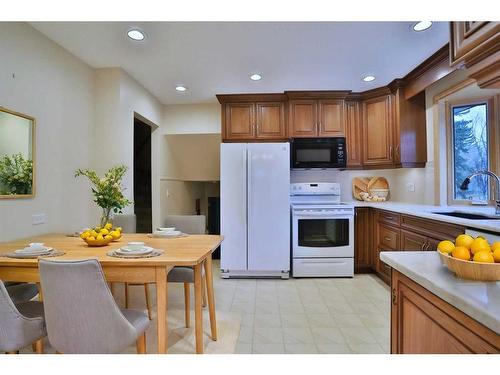 8 Varshaven Place Nw, Calgary, AB - Indoor Photo Showing Kitchen