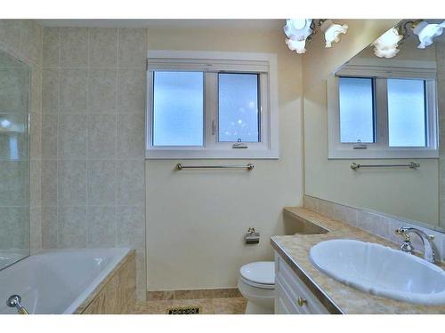 8 Varshaven Place Nw, Calgary, AB - Indoor Photo Showing Bathroom