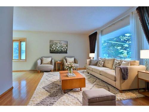 8 Varshaven Place Nw, Calgary, AB - Indoor Photo Showing Living Room