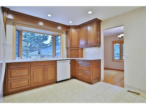 8 Varshaven Place Nw, Calgary, AB - Indoor Photo Showing Kitchen