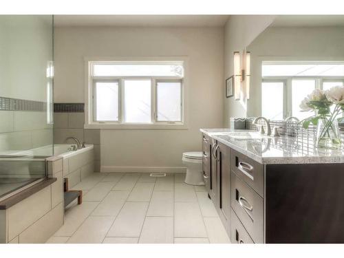 27 Cornwallis Drive Nw, Calgary, AB - Indoor Photo Showing Bathroom