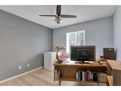 4203-604 8 Street Sw, Airdrie, AB - Indoor Photo Showing Living Room