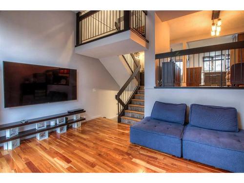 114 Glamis Terrace Sw, Calgary, AB - Indoor Photo Showing Living Room