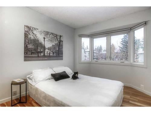 114 Glamis Terrace Sw, Calgary, AB - Indoor Photo Showing Bedroom