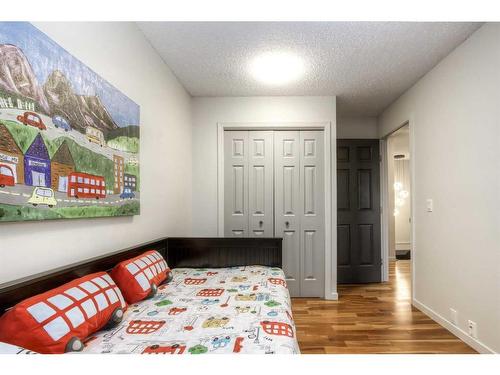 114 Glamis Terrace Sw, Calgary, AB - Indoor Photo Showing Bedroom