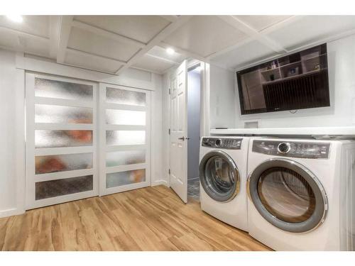 114 Glamis Terrace Sw, Calgary, AB - Indoor Photo Showing Laundry Room