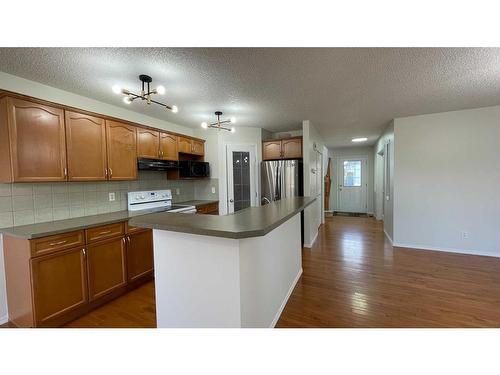 499 Evermeadow Road Sw, Calgary, AB - Indoor Photo Showing Kitchen