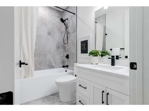 2416 35 Street Sw, Calgary, AB - Indoor Photo Showing Bathroom