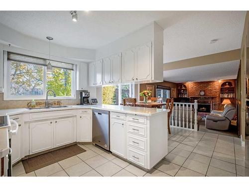 244 Cannington Place Sw, Calgary, AB - Indoor Photo Showing Kitchen