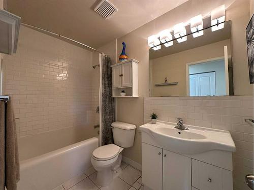 103-225 25 Avenue Sw, Calgary, AB - Indoor Photo Showing Bathroom