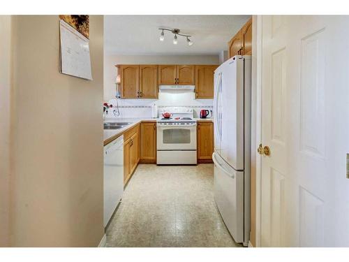 8-12 Silver Creek Boulevard Nw, Airdrie, AB - Indoor Photo Showing Kitchen