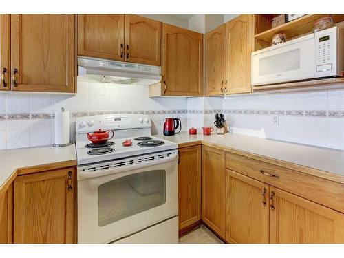 8-12 Silver Creek Boulevard Nw, Airdrie, AB - Indoor Photo Showing Kitchen