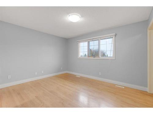 1239 Hunterquay Hill Nw, Calgary, AB - Indoor Photo Showing Other Room