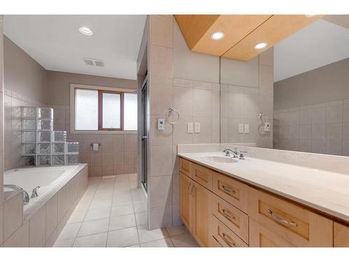 1239 Hunterquay Hill Nw, Calgary, AB - Indoor Photo Showing Bathroom