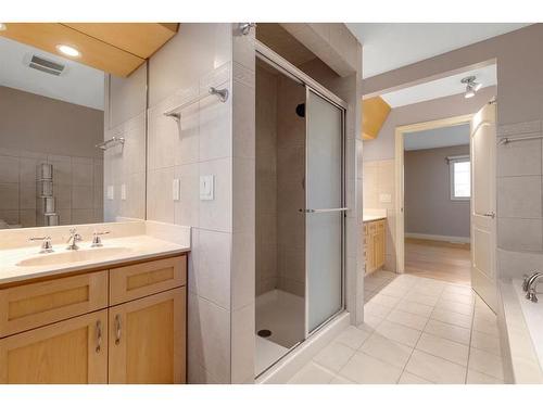 1239 Hunterquay Hill Nw, Calgary, AB - Indoor Photo Showing Bathroom