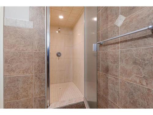 1239 Hunterquay Hill Nw, Calgary, AB - Indoor Photo Showing Bathroom