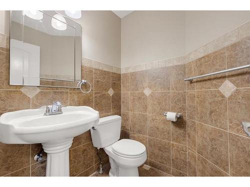 1239 Hunterquay Hill Nw, Calgary, AB - Indoor Photo Showing Bathroom