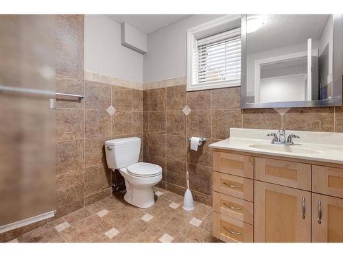 1239 Hunterquay Hill Nw, Calgary, AB - Indoor Photo Showing Bathroom