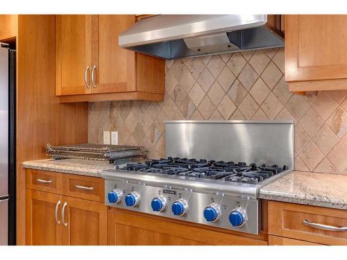 1239 Hunterquay Hill Nw, Calgary, AB - Indoor Photo Showing Kitchen