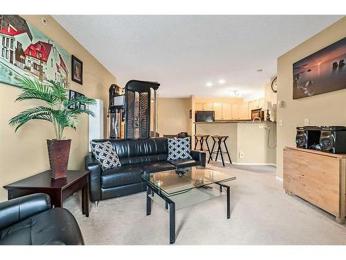 2313-2518 Fish Creek Boulevard Sw, Calgary, AB - Indoor Photo Showing Living Room