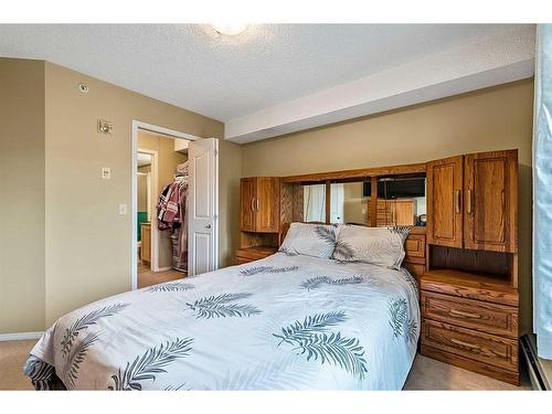 2313-2518 Fish Creek Boulevard Sw, Calgary, AB - Indoor Photo Showing Bedroom