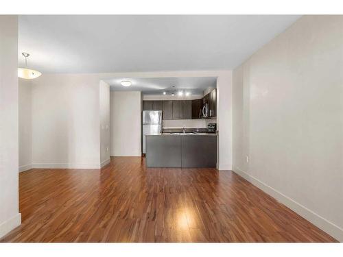 319-955 Mcpherson Road Ne, Calgary, AB - Indoor Photo Showing Kitchen