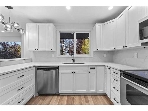 3431 32A Avenue Se, Calgary, AB - Indoor Photo Showing Kitchen With Upgraded Kitchen