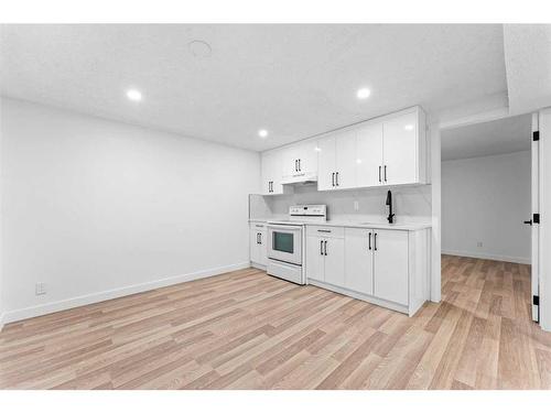 3431 32A Avenue Se, Calgary, AB - Indoor Photo Showing Kitchen