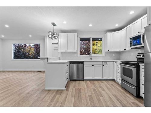 3431 32A Avenue Se, Calgary, AB - Indoor Photo Showing Kitchen