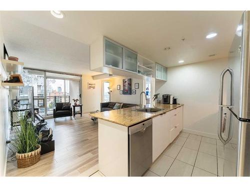 802-1110 11 Street Sw, Calgary, AB - Indoor Photo Showing Kitchen