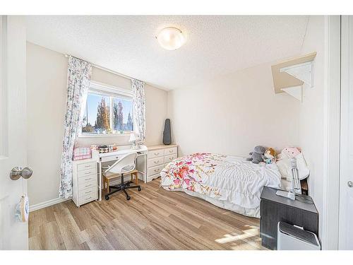 155 Cranwell Green Se, Calgary, AB - Indoor Photo Showing Bedroom