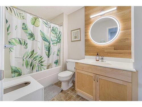 155 Cranwell Green Se, Calgary, AB - Indoor Photo Showing Bathroom